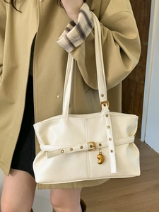 Vintage-Tote-Tasche aus Kunstleder in Creme mit Schnallenriemen und Herzanhänger