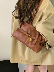 Vintage braune strukturierte Leder-Tote-Tasche mit Herzanhänger und Zierschnallenriemen