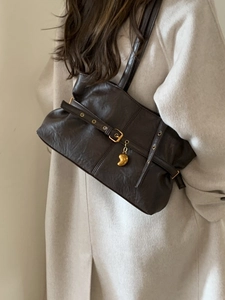 Vintage dunkelbraune Hobo-Tasche aus Faltenleder mit goldenen Details an der Schulter