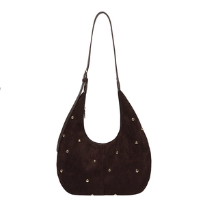 Sac hobo croissant marron foncé en daim mat avec des clous dorés et une bandoulière