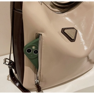 Detail view of the functional side zipper pocket on a high-capacity vintage tote bag