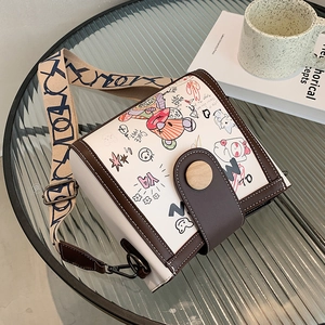 Chic graffiti crossbody bucket bag in cream white with bear print and wide strap