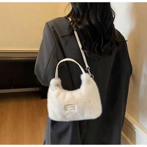 Gros plan du sac en fausse fourrure blanche avec étiquette 'Love Every Day' et bandoulière