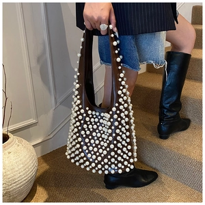 Detailansicht der dunkelbraunen Hobo-Tasche aus Leder mit weißen Perlenakzenten
