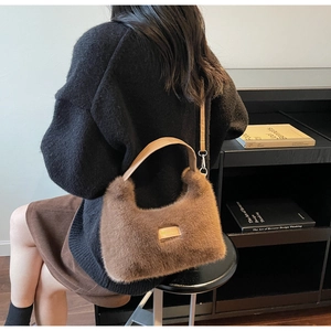 Détail du sac cabas en fausse fourrure marron avec anses en cuir et bandoulière