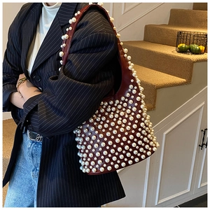 Nahaufnahme der Vintage-Achseltasche aus burgunderrotem Leder mit weißem Perlenbesatz