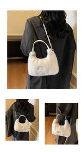 Détail du sac à main en peluche blanche avec étiquette love every day et texture douce