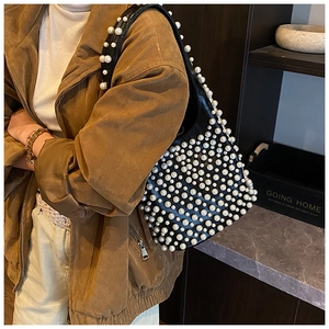 Detailansicht der luxuriösen schwarzen Leder-Hobo-Tasche mit weißen Kunstperlen