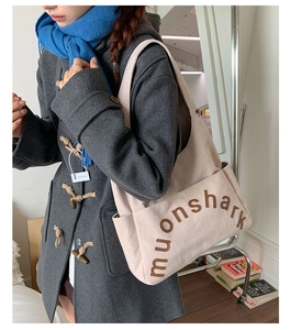 Détail du sac cabas en toile beige avec broderie muonshark et poche latérale