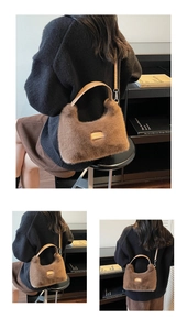 Détail du sac baguette en peluche marron avec fausse fourrure et plaque métallique