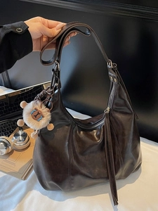 Vintage Hobo-Tasche aus dunkelbraunem Öl-Wachs-Leder mit Plüsch-Anhänger und viel Platz