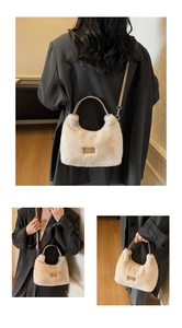 Détails d'un sac demi-lune en fausse fourrure blanc cassé avec anses en cuir