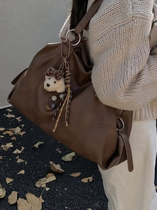Grand Sac Fourre-Tout en Cuir PU pour Femmes Sac à Bandoulière Décontracté Minimaliste avec Pendentif Ours Mignon Sac à Main Mode