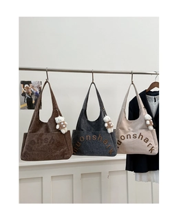 Vue détaillée de sacs cabas en toile marron, gris et beige avec broderie nuonshark