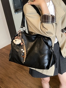 Grand cabas minimaliste en cuir noir avec anneau argenté et charme d'ours en peluche