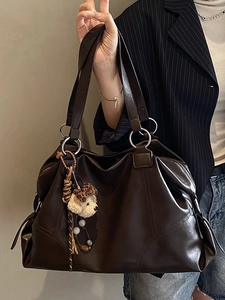 Grand sac cabas en cuir marron avec anneaux métalliques et breloque chien en peluche