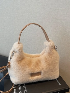 Sac à bandoulière chic en fausse fourrure beige avec poignées cuir, style d'hiver 2025