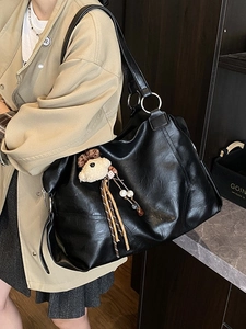Grand sac cabas noir en cuir avec un charmant pendentif ours en peluche pour un style décontracté