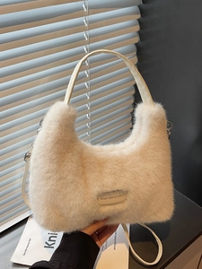 Sac à main en fausse fourrure beige avec étiquette Love Every Day et bandoulière