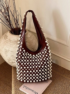 Moderne dunkelrote Hobo-Tasche mit Perlenbesatz und elegantem Leder-Griff