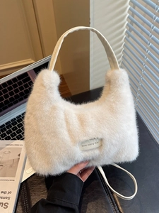 Sac à main blanc en fausse fourrure pelucheuse avec bandoulière réglable et style chic