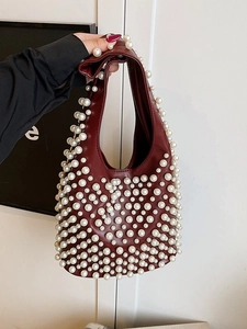 Retro burgunderrote Achseltasche mit Perlenverzierung und glänzendem Lederfinish
