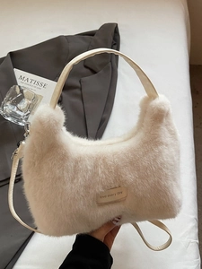 Sac bandoulière en fausse fourrure crème avec bandoulière cuir et broderie élégante