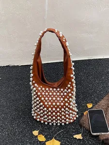 Vintage braune Hobo-Einkaufstasche aus Leder mit Perlenverzierung und Tragegriff oben