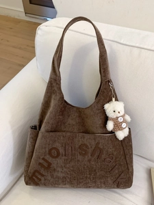 Sac cabas en velours côtelé marron avec broderie moonshark et pendentif petit ours