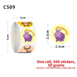 Vista dettagliata del rotolo di 500 adesivi di animali con larghezza 3cm e diametro 2.5cm