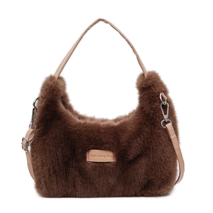Sac à main marron en peluche avec anses en cuir et étiquette gravée Love Every Day