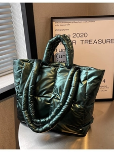 Gewatteerde groene tote bag met metallic afwerking en gewatteerde handvatten
