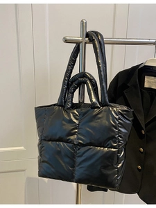 Grote zwarte glanzende gewatteerde shopper met dubbele handgrepen voor schouder of hand
