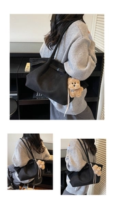 Détail du sac cabas givré noir avec boucle en métal et breloque ours en peluche