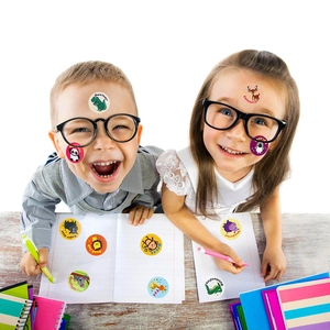 Bambini che usano adesivi colorati di animali con parole di incoraggiamento in inglese