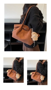 Sac à bandoulière en daim marron avec pendentif chiot et détails de cordon