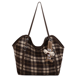 Sac cabas à carreaux contrastés avec lanières brunes et pendentif animal mignon
