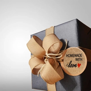 Autocollants en kraft avec cœur rouge et texte Homemade With Love sur boîte cadeau noire
