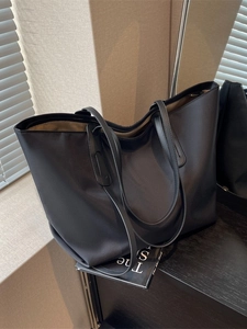 Grand sac cabas noir minimaliste en cuir mat pour femmes, idéal pour bureau ou université