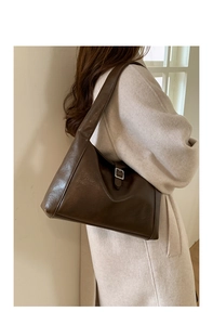 Detailansicht einer großen dunkelbraunen Vintage-Tote-Bag in glänzender Kunstlederoptik
