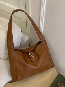 Braune Crescent-Tasche aus Kunstleder mit Metallschnalle für den herbstlichen Stil