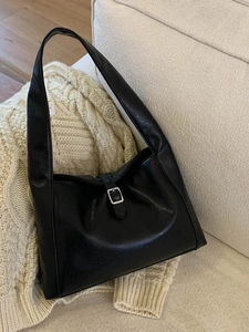 Elegante schwarze Crescent Schultertasche mit Silberschnalle aus weichem Leder-Stil