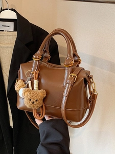Bolso Boston retro de cuero marrón con colgante de oso de peluche y correa larga ajustable