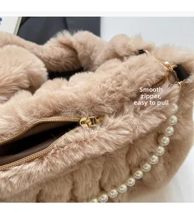 Détail de la fermeture éclair dorée sur sac en peluche beige avec doublure intérieure