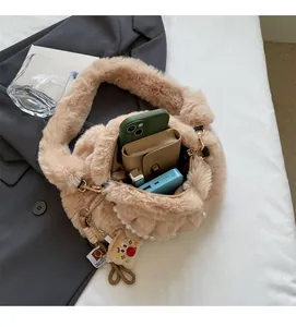 Sac bandoulière spacieux en fausse fourrure beige montrant un grand intérieur pratique
