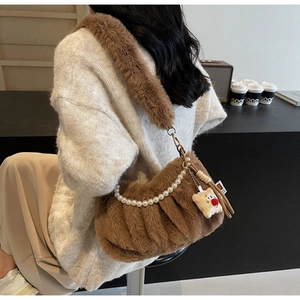 Sac bandoulière en fausse fourrure marron avec chaîne en perles et charme ours sur mannequin