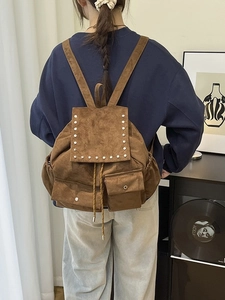 Sac à dos rétro en daim marron avec détails rivetés et grande capacité pour le voyage