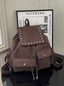 Sac à dos vintage en daim marron foncé avec clous argentés et grande capacité pour femmes