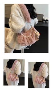 Détail du sac nuage en peluche rose avec chaîne perlée et breloque en forme de pain