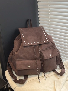 Sac à dos rétro en daim marron avec rivets argentés et fermeture à cordon pour voyage